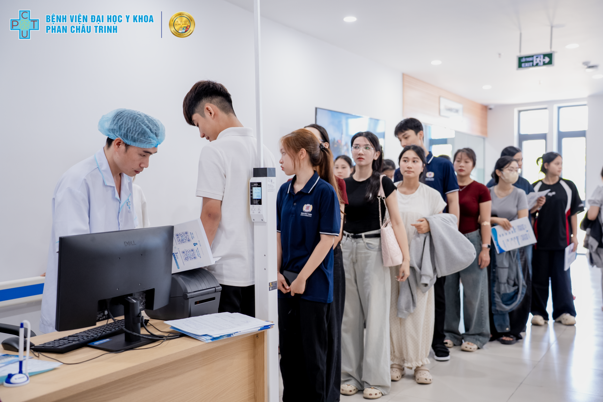Hơn 250 sinh viên Đại học Phan Châu Trinh khởi động năm học mới bằng hoạt động khám sức khỏe