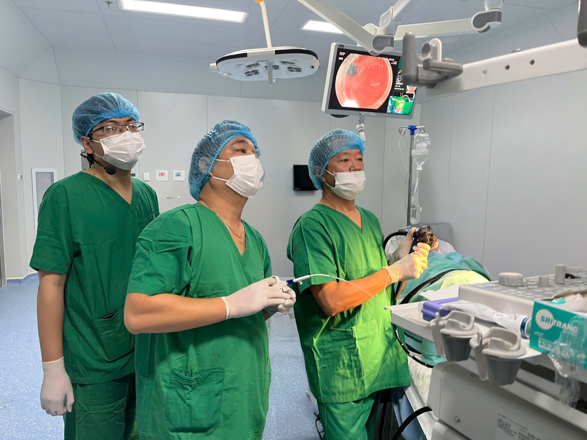 Tắc mật do sỏi ở bệnh nhân cao tuổi : hiệu quả của ERCP và phẫu thuật nội soi